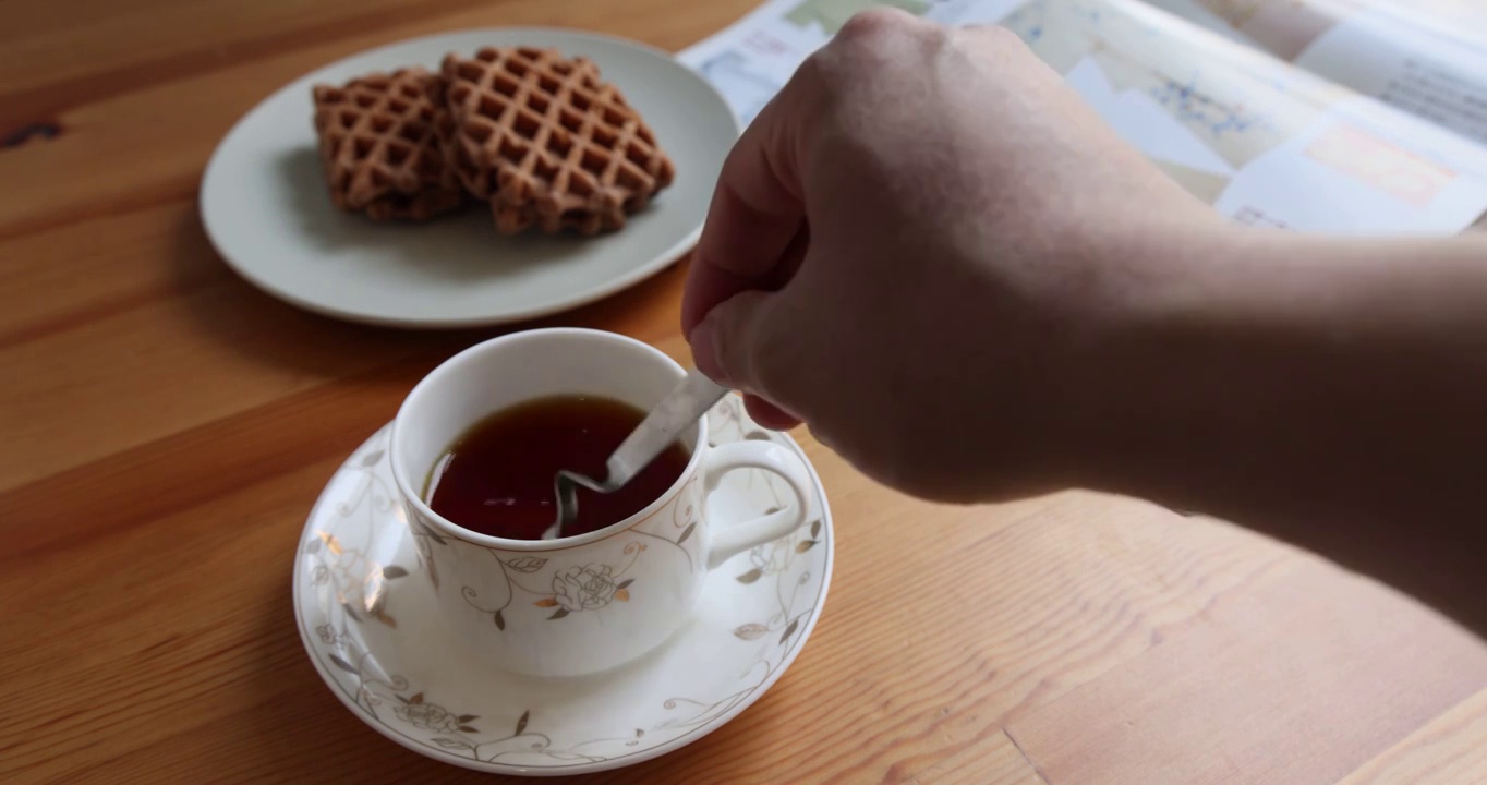 茶点烹调：搅拌红茶白砂糖制作奶茶视频素材