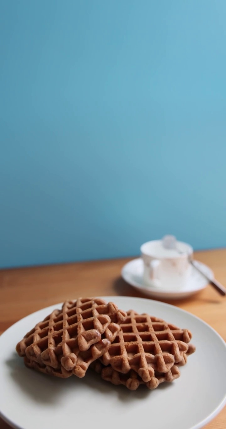 西式茶点：一份红茶与华夫饼视频素材