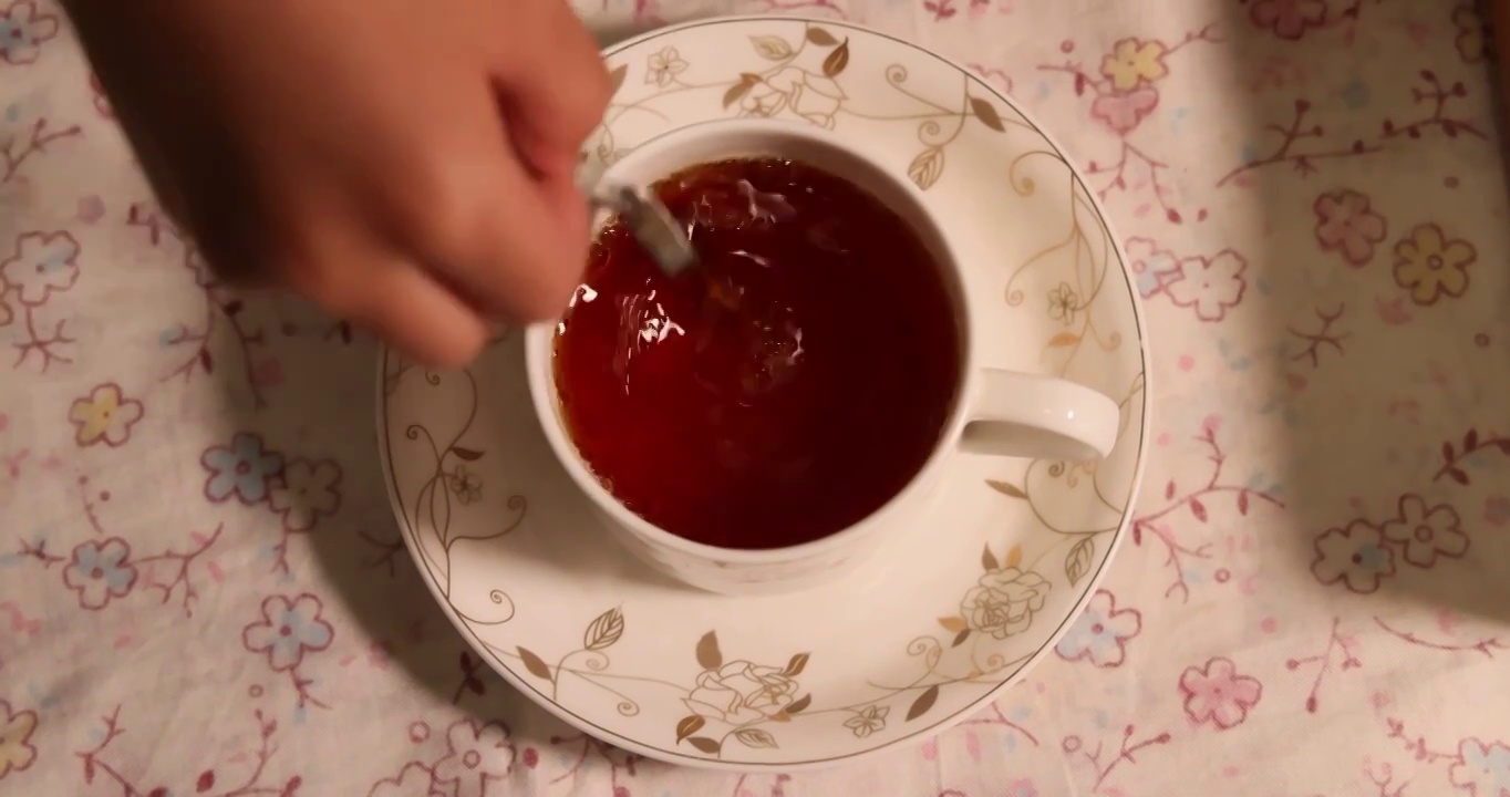 美食烹饪：奶茶制作烹调，搅拌白糖与红茶视频素材