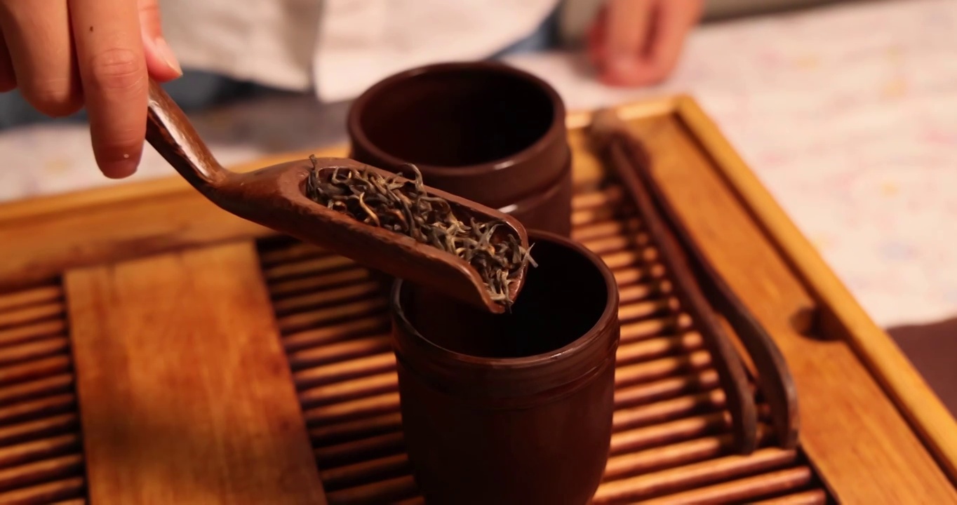 美食烹饪：奶茶制作烹调，红茶茶叶放入茶杯视频素材