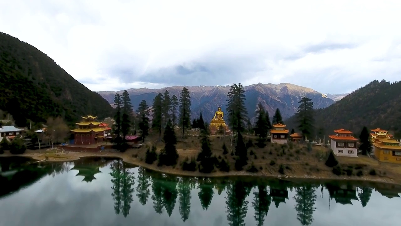 高海拔地区的寺庙和湖泊视频素材