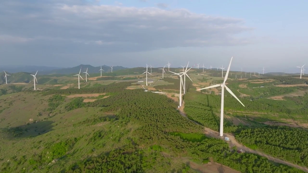 航拍辽宁省阜新市新邱区高山子风力发电厂航拍风光视频素材