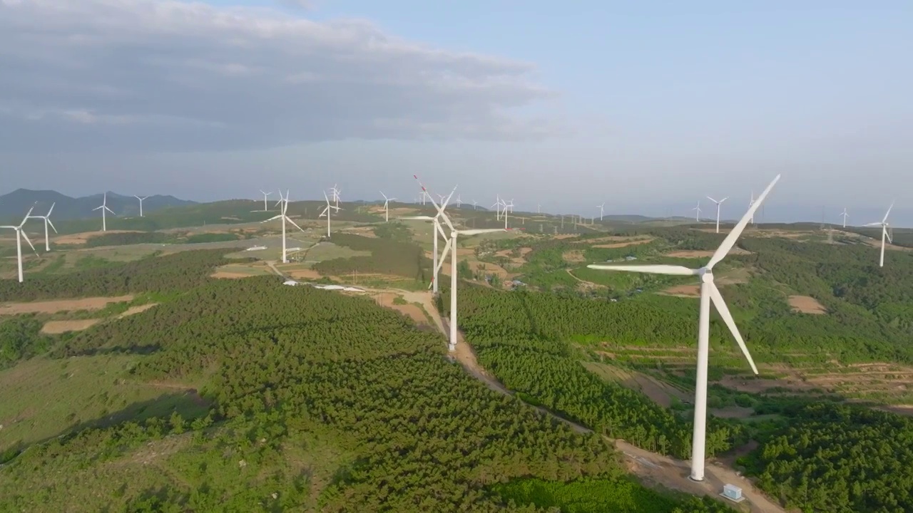 航拍辽宁省阜新市新邱区高山子风力发电厂航拍风光视频素材