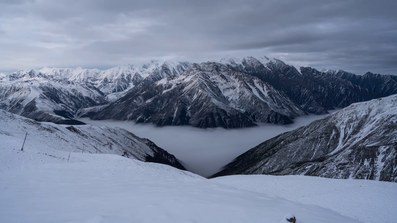 贡嘎雪山云海翻涌延时视频素材