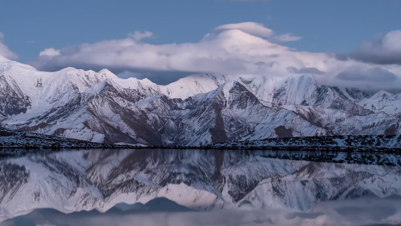 川西雪山帽子云延时视频素材