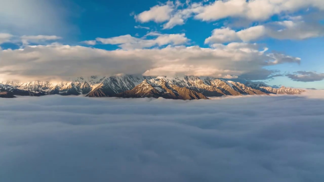 川西贡嘎雪山云海翻涌延时视频素材