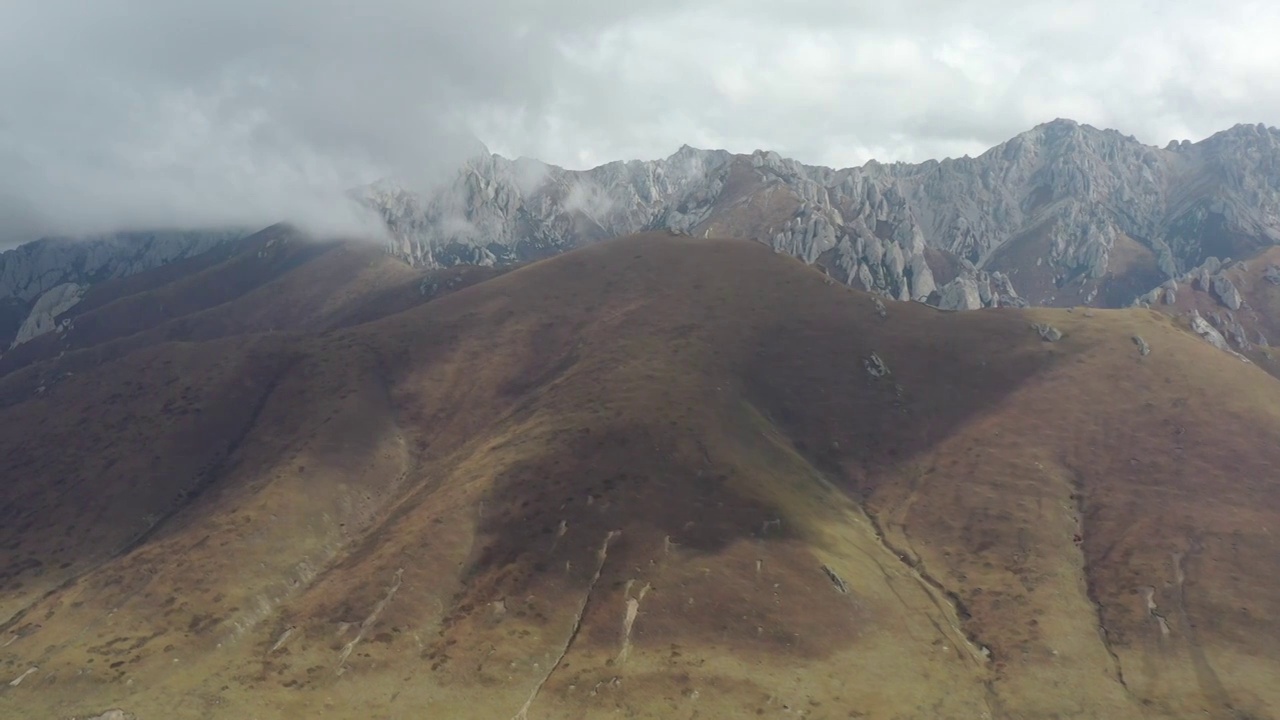 航拍甘肃甘南公路旅行山脉自然风光视频素材