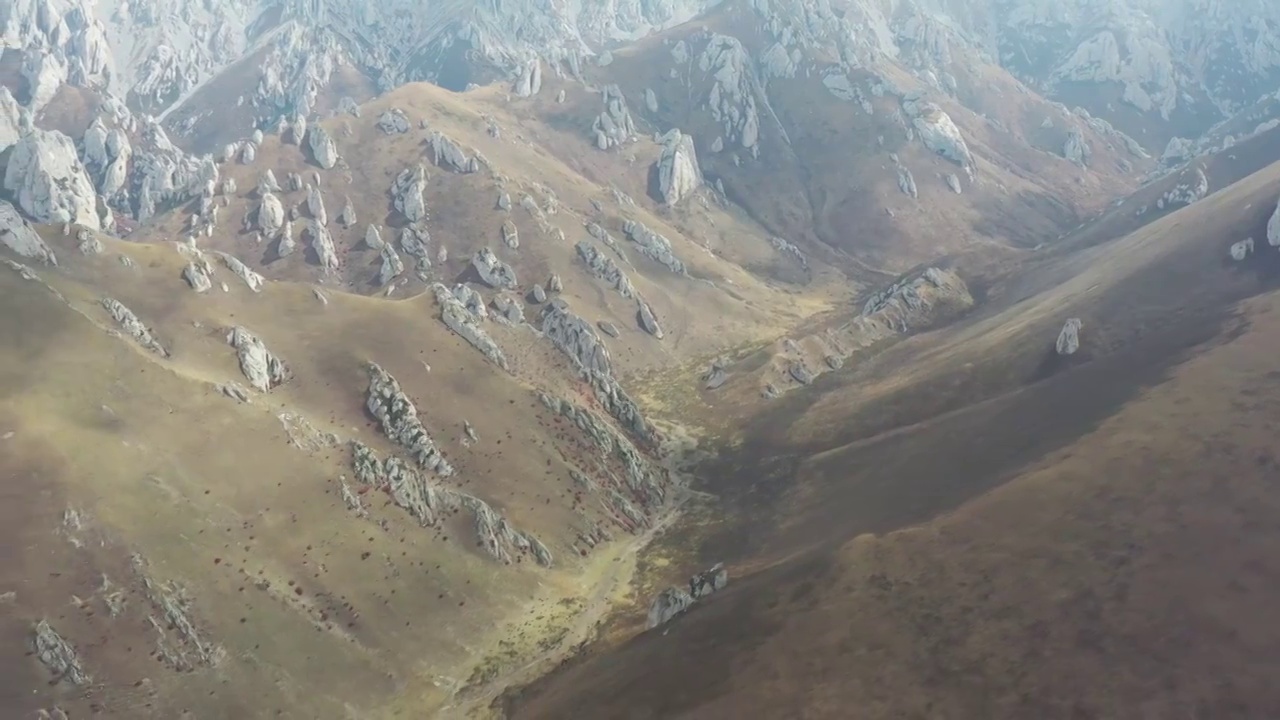 航拍甘肃甘南公路旅行山脉自然风光视频素材