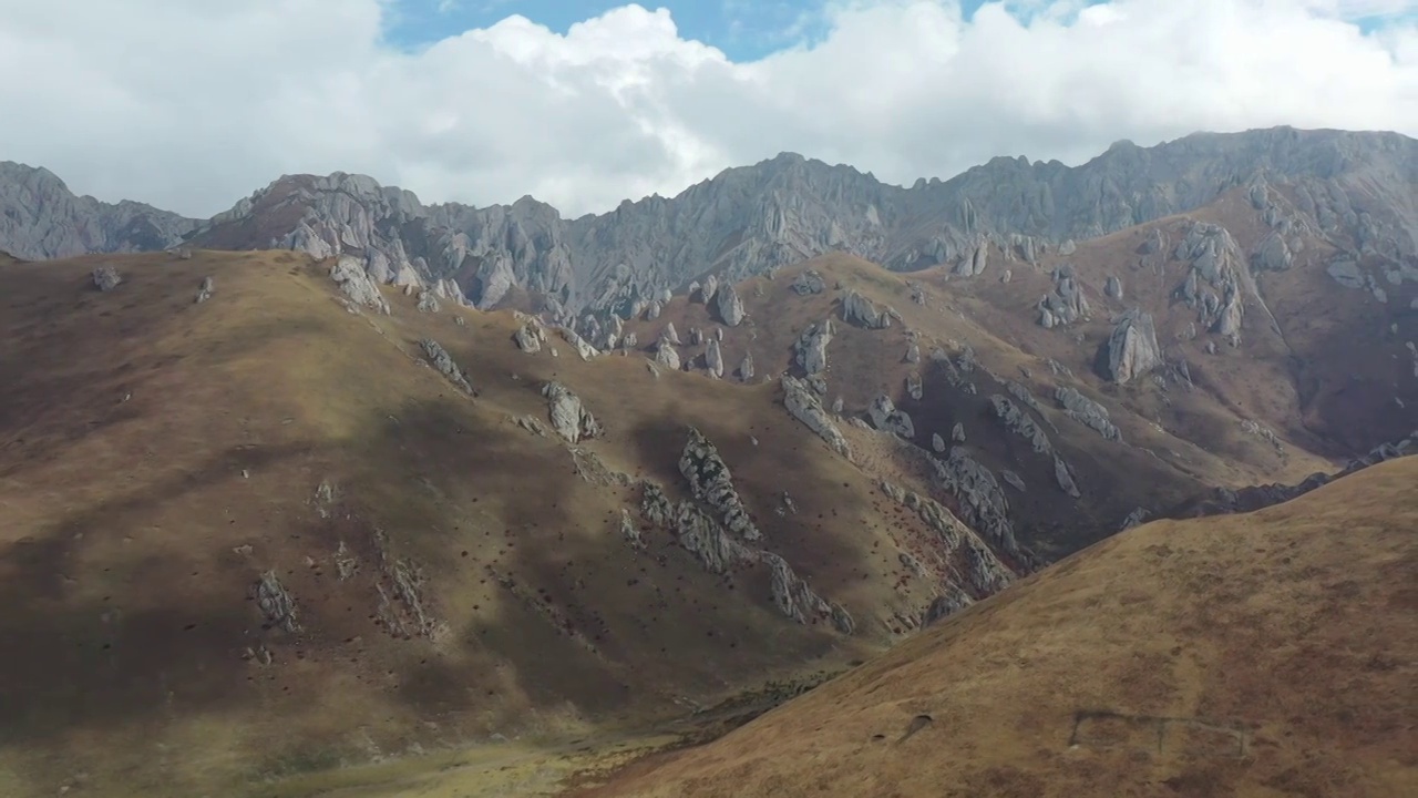 航拍甘肃甘南公路旅行山脉自然风光视频素材