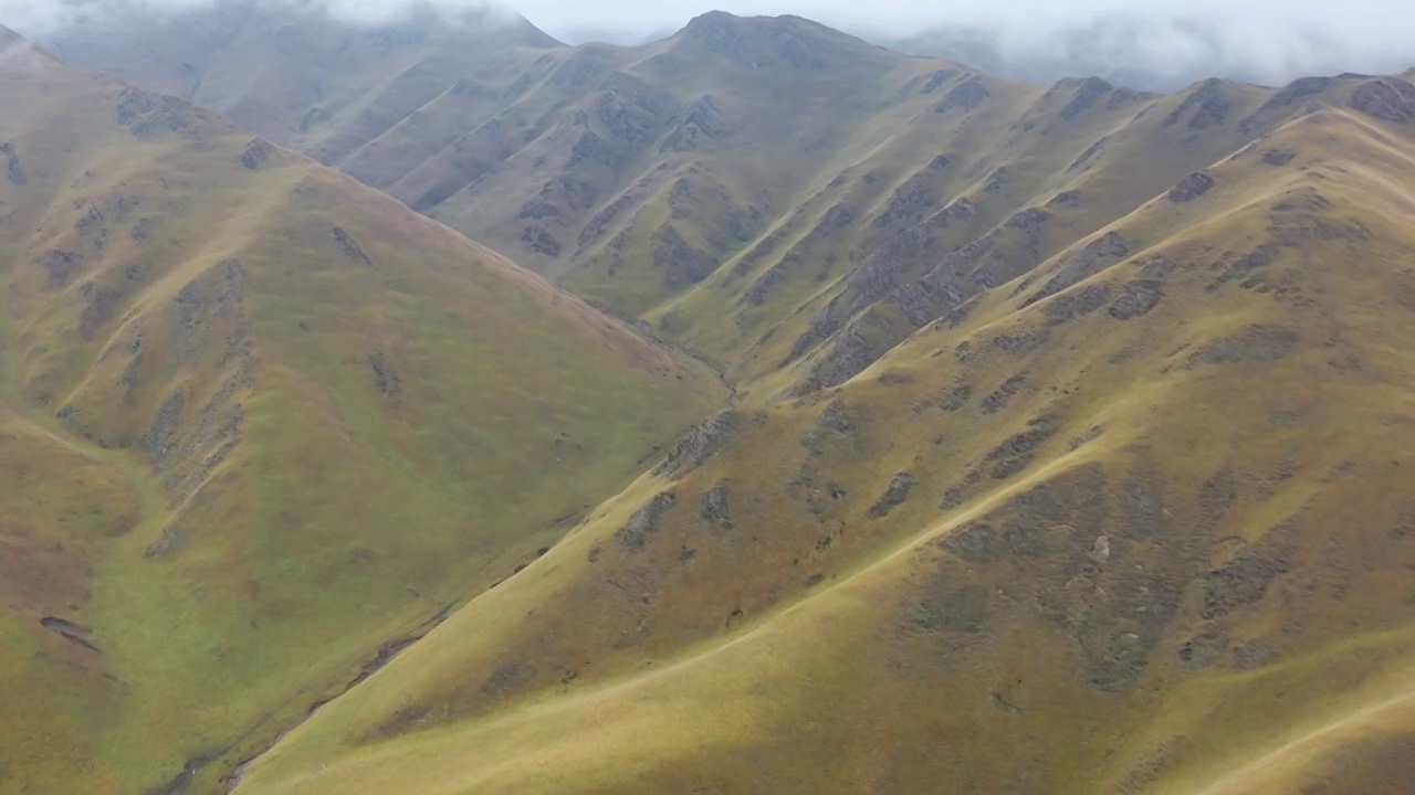 航拍甘肃甘南公路旅行山脉自然风光视频素材