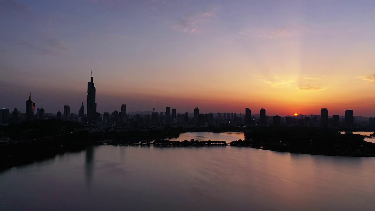 夏天日落时分夕阳下的南京城市天际线和玄武湖湖景风光视频素材