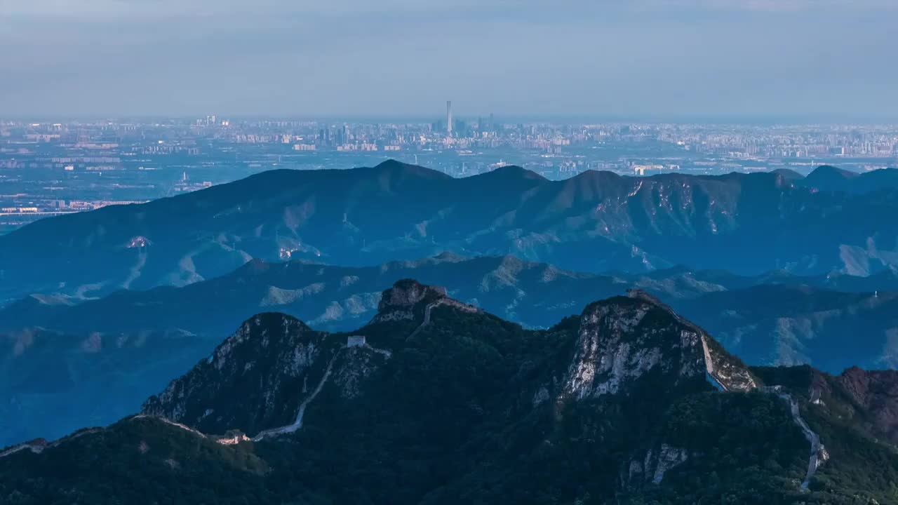 箭扣长城与现代城市古今交融视频素材