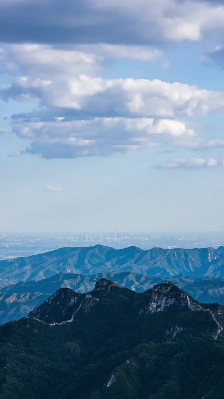 箭扣长城与现代城市古今交融视频素材