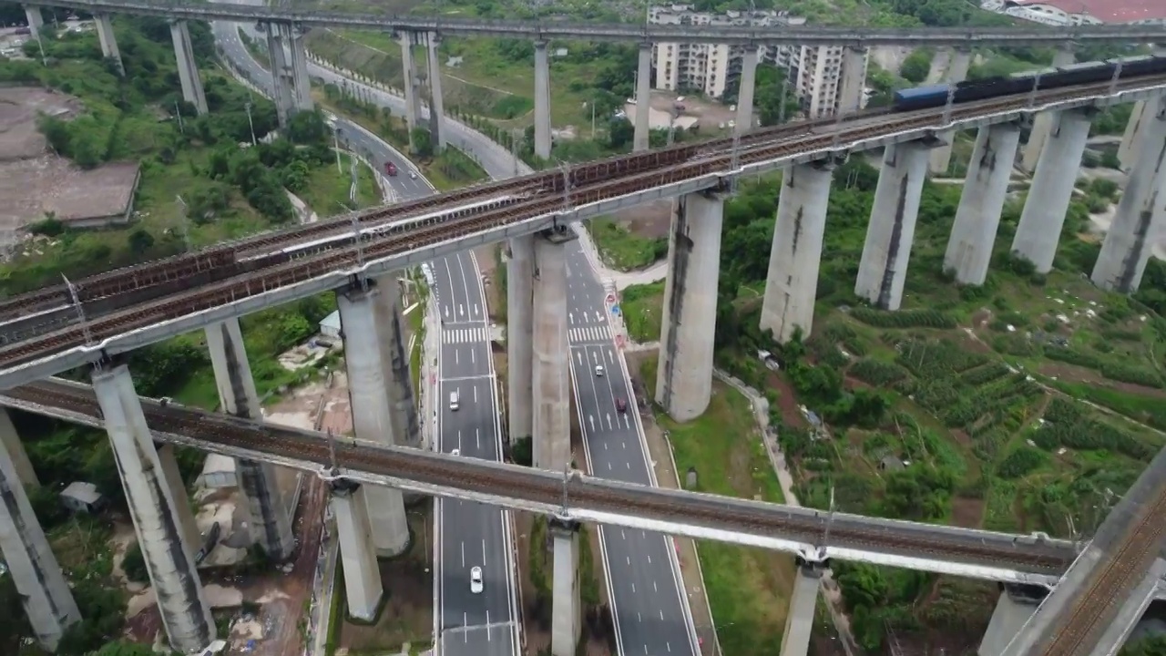 俯瞰建在城市上空的铁路立交桥视频素材