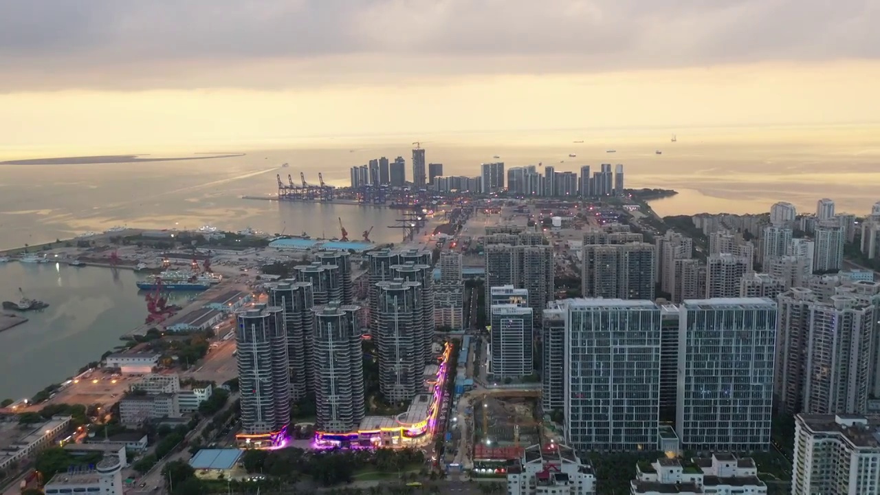 海南省海口市自由贸易港集装箱码头晚霞航拍视频素材