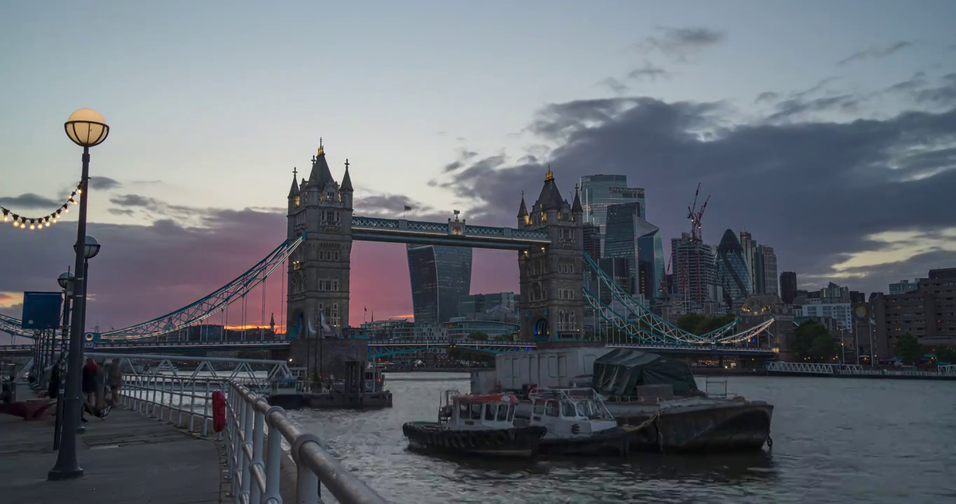 英国伦敦塔桥伦敦城夕阳日转夜延时摄影视频下载