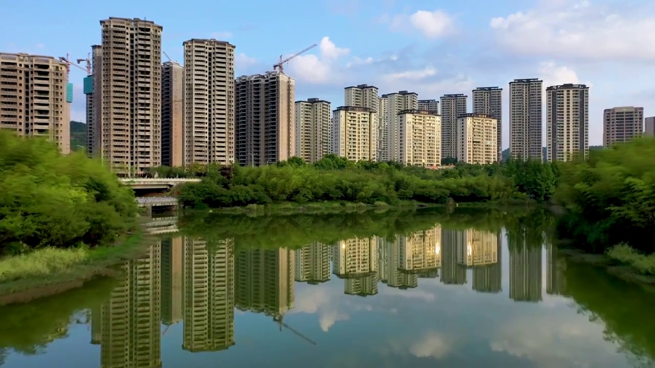 城市湿地公园夏天湖面倒影视频素材