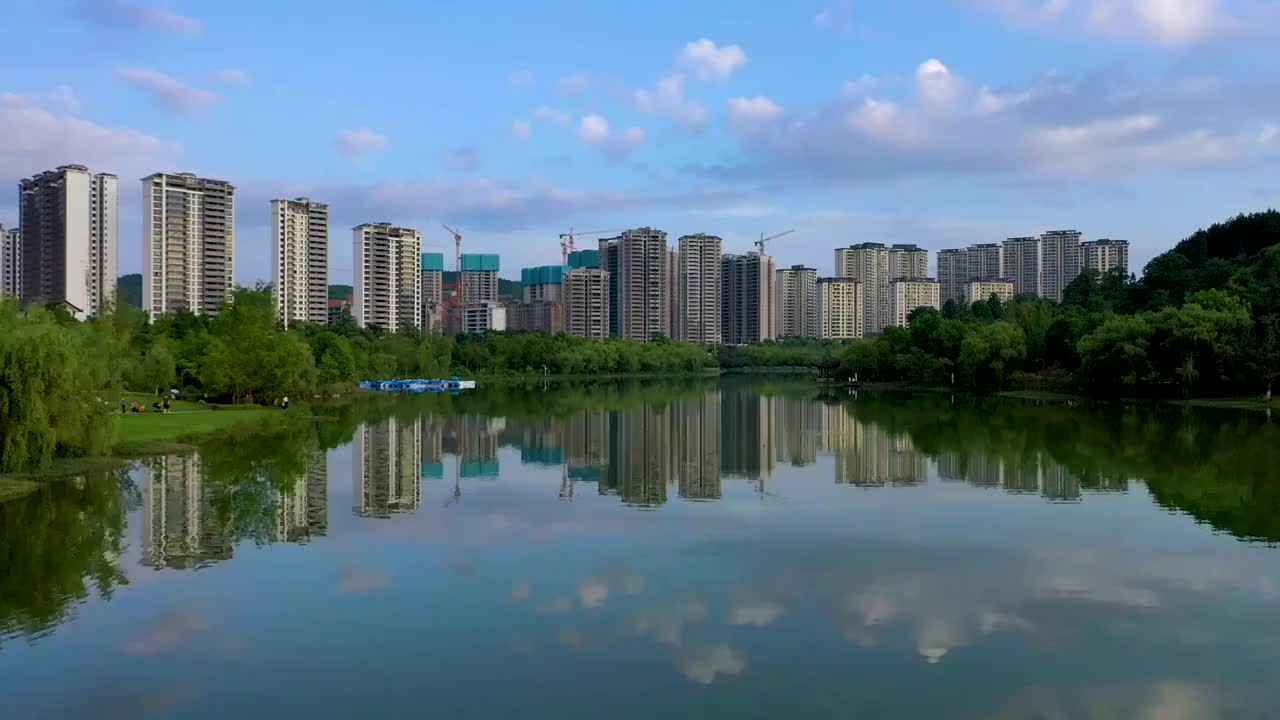 城市湿地公园夏天湖面倒影视频素材