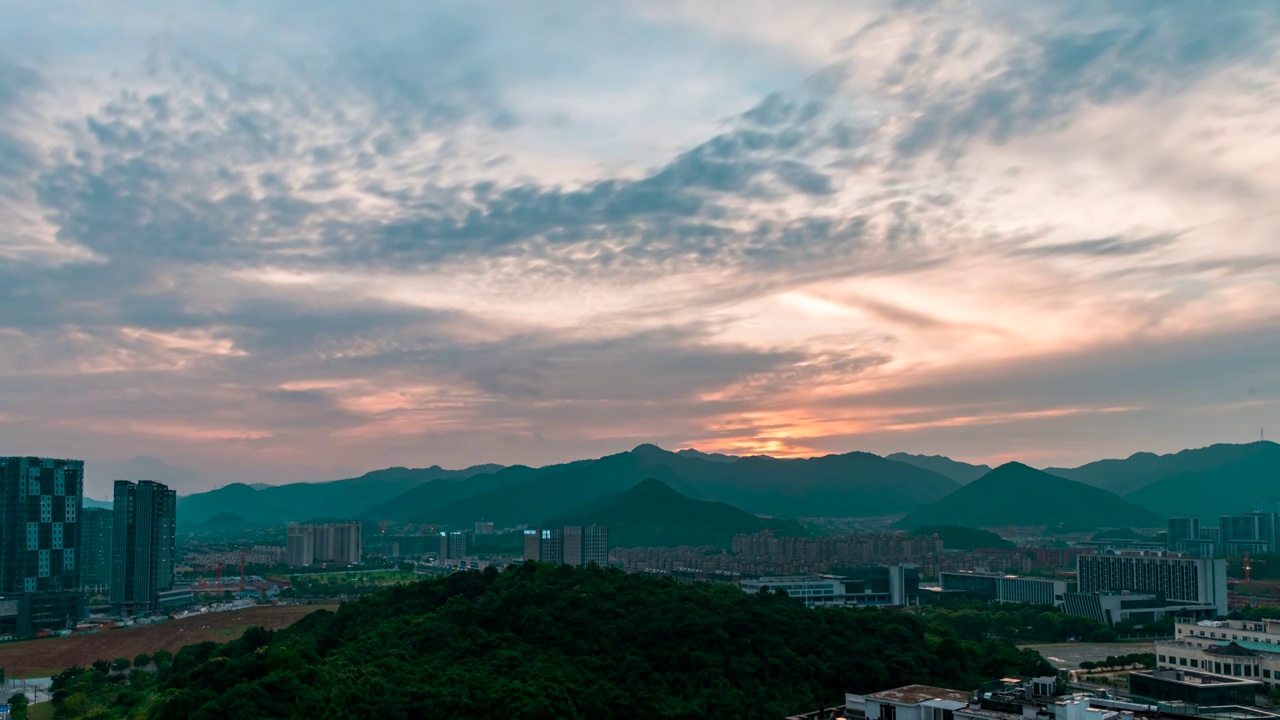 杭州：梅雨季的晚霞视频素材