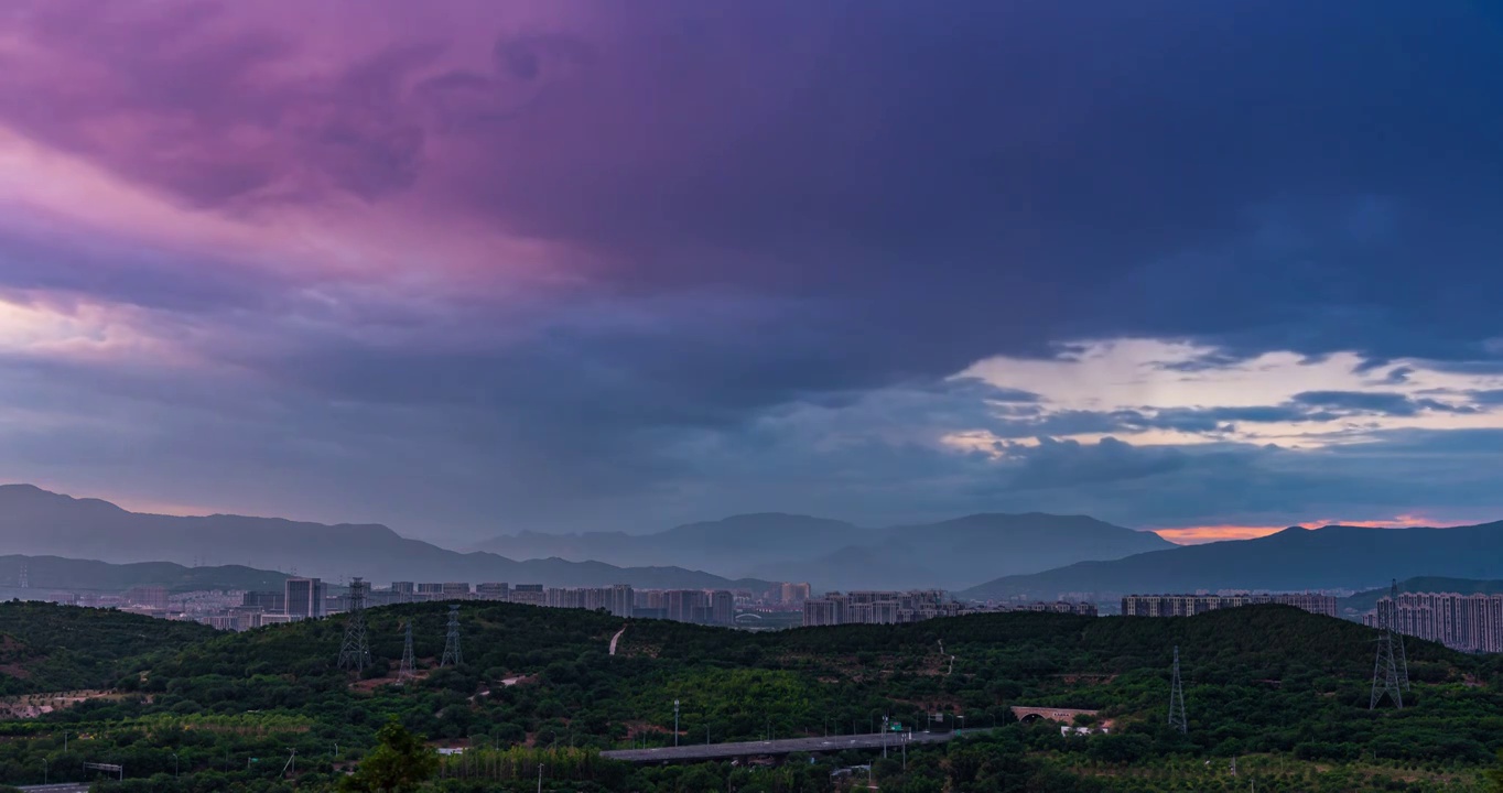 北京西六环和门头沟上空的暴雨云及晚霞视频素材