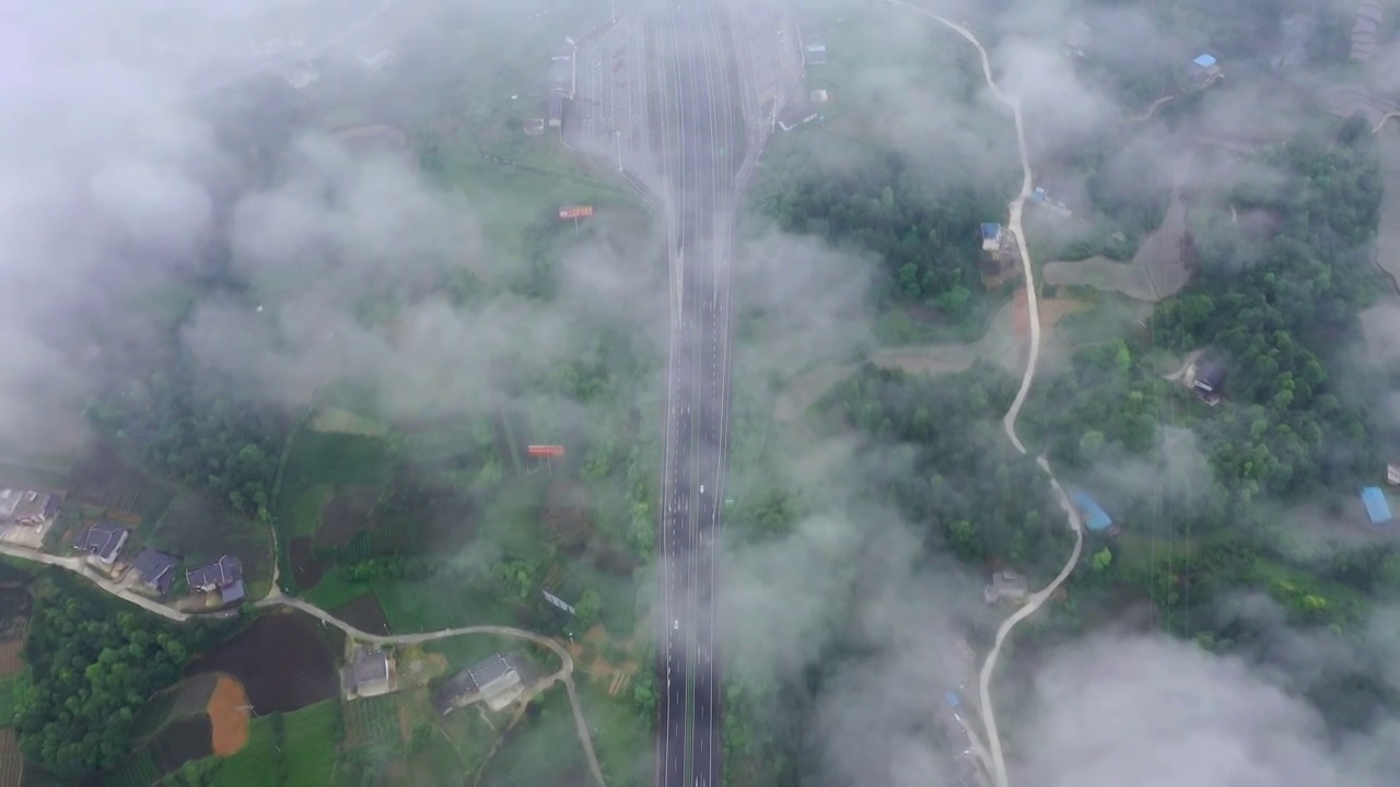 贵州大山里公路云雾风光视频素材