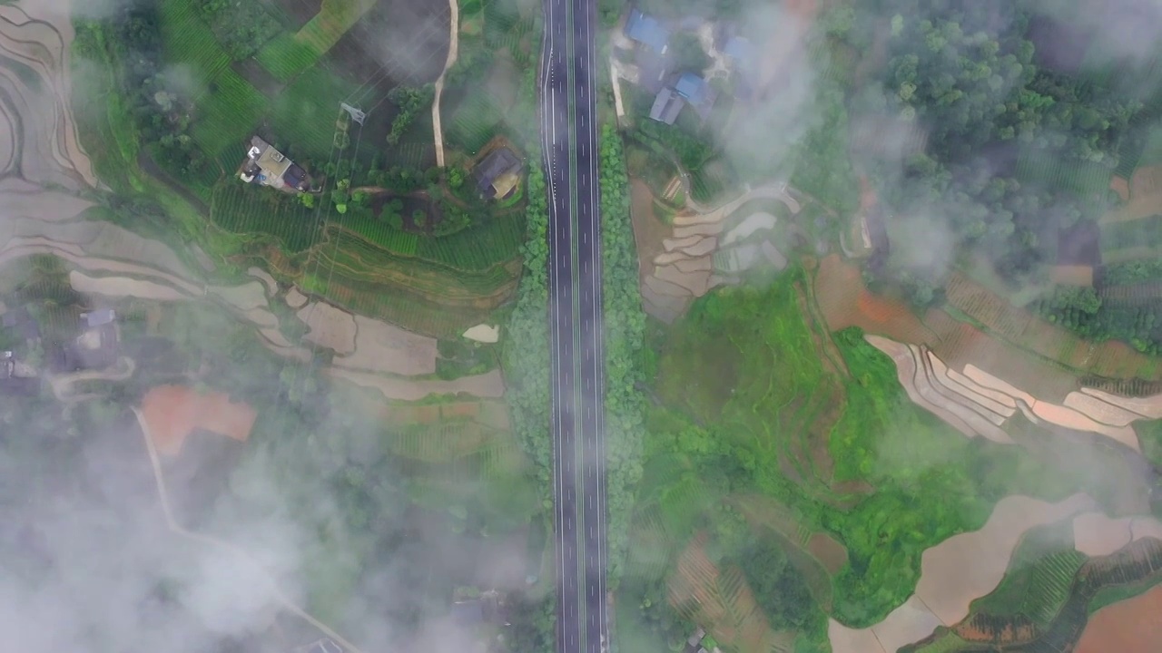 贵州大山里公路云雾风光视频素材