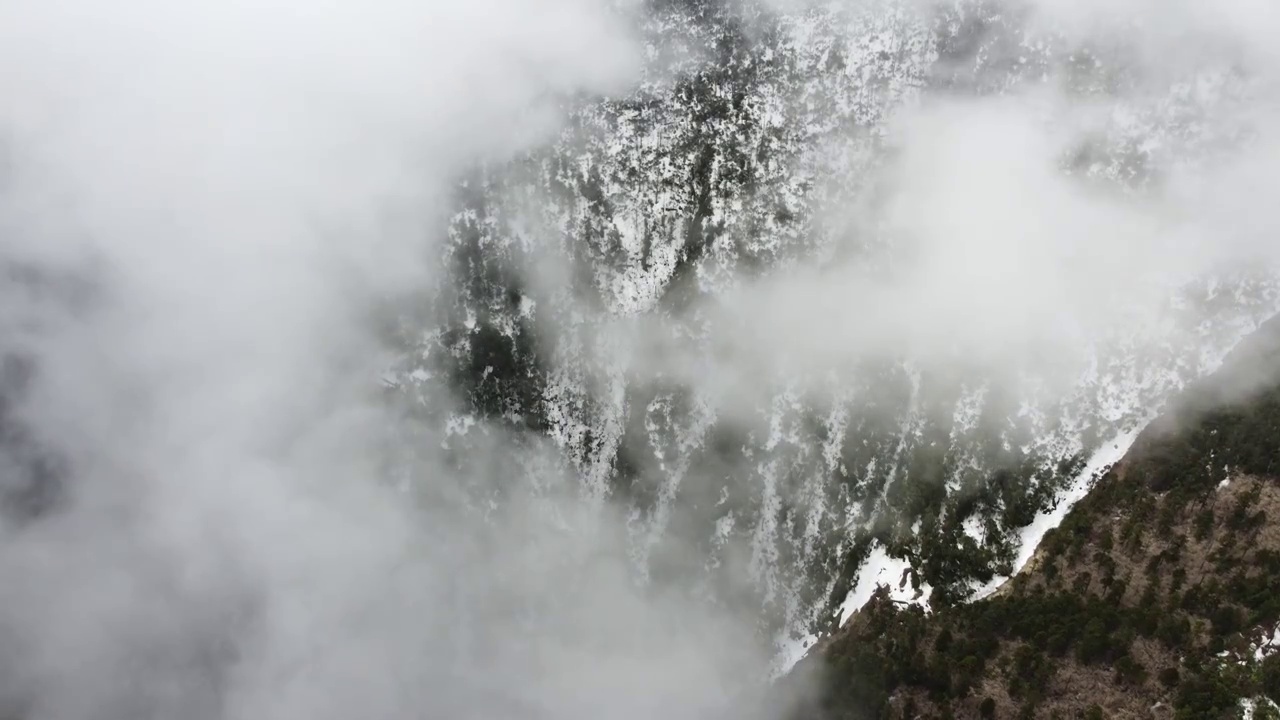 云上俯视雪山飞行视频素材