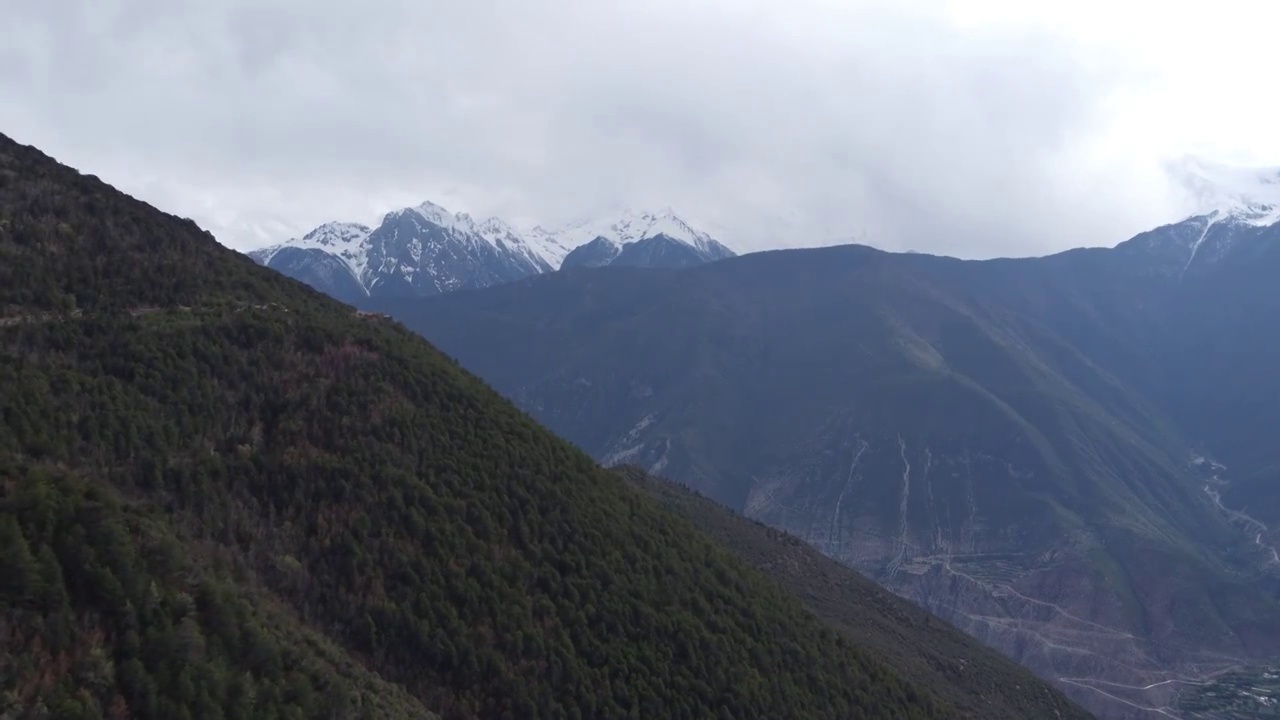 露出山背后远方的雪山视频素材