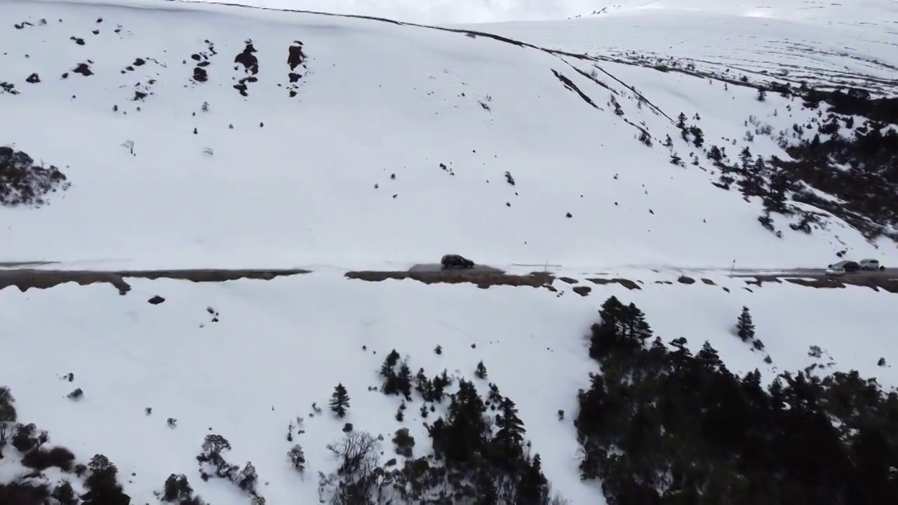 飞向雪山公路上的越野车视频素材