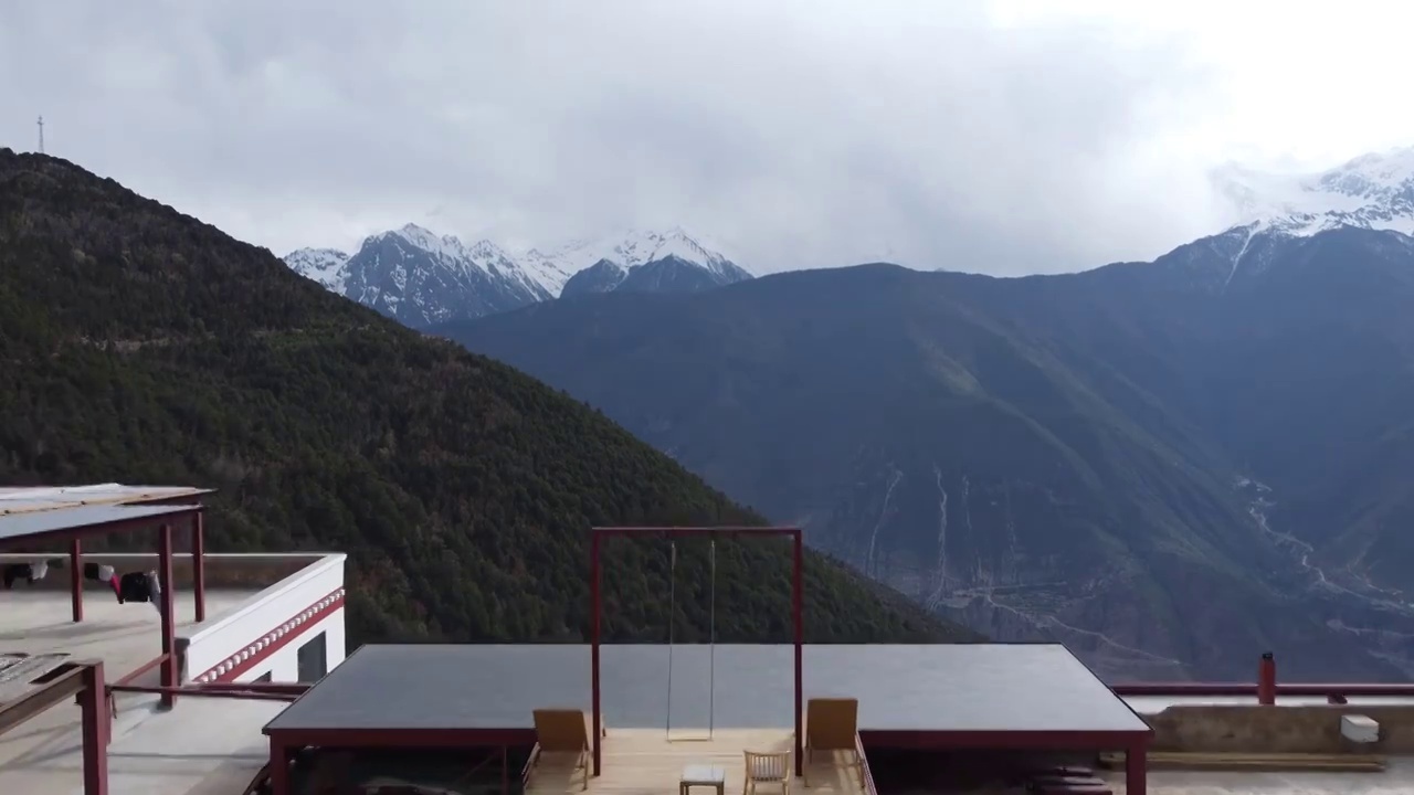 飞过屋顶秋千水台向往大雪山视频素材