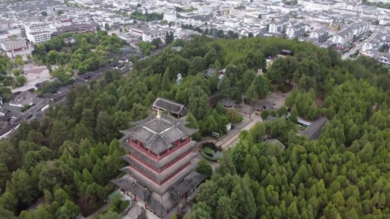 丽江古城高空直飞旋转绕山顶阁楼视频素材