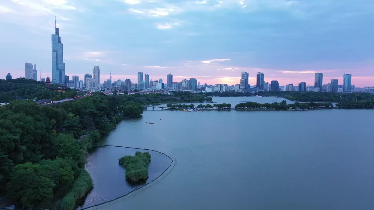 黄昏时分晚霞中的南京玄武湖公园湖景风光视频素材