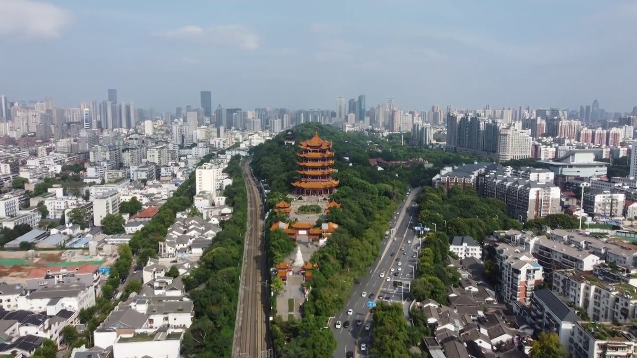 高空飞向黄鹤楼视频素材