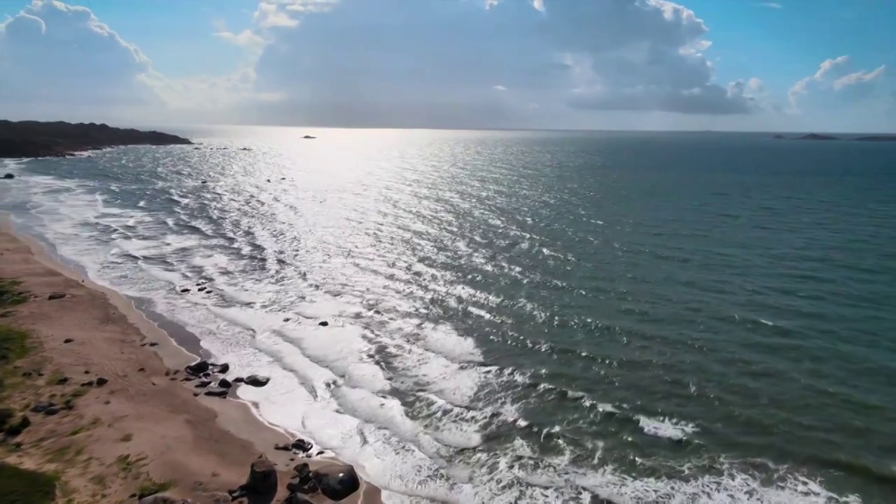 海边沙滩上的风力发电风车视频素材