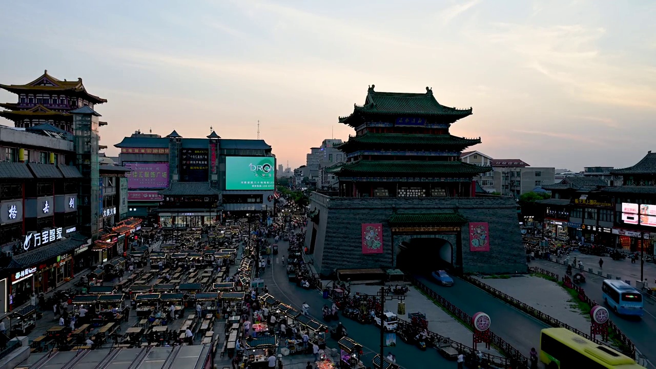 中国河南开封鼓楼广场夜市视频素材