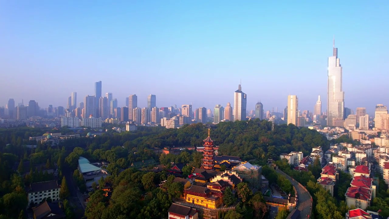 中国江苏省南京市明长城和鸡鸣寺清晨风光航拍视频素材