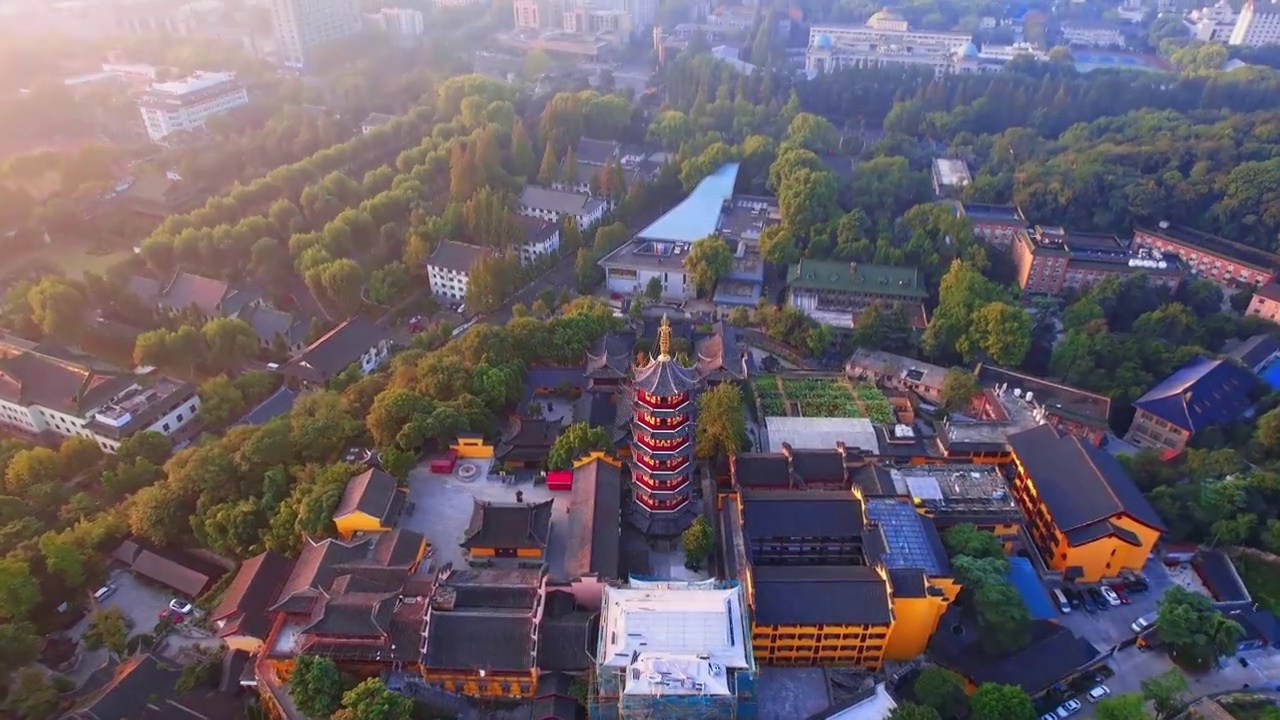 中国江苏省南京市明长城和鸡鸣寺清晨风光航拍视频素材