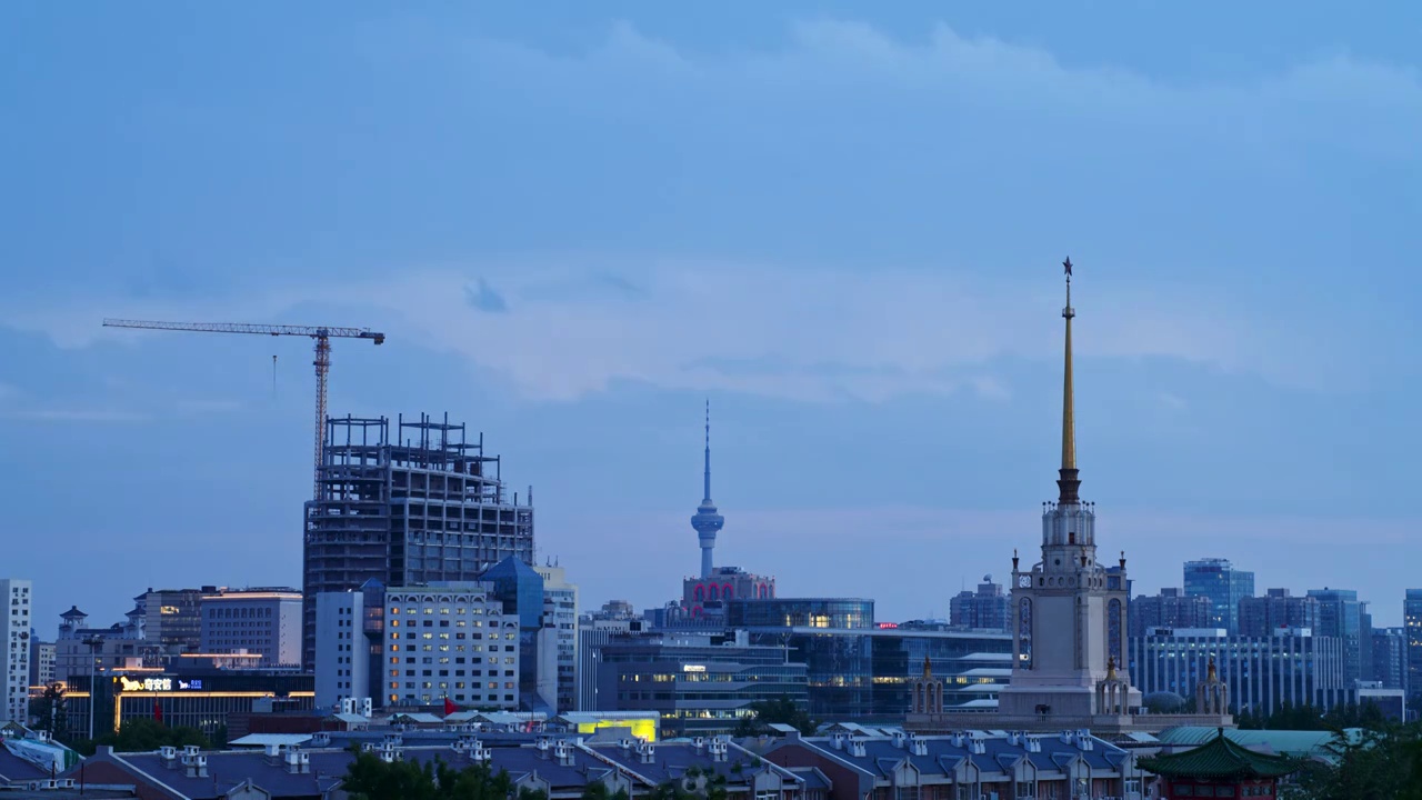 北京京西北展和中央电视塔方向日落夜景延时视频素材