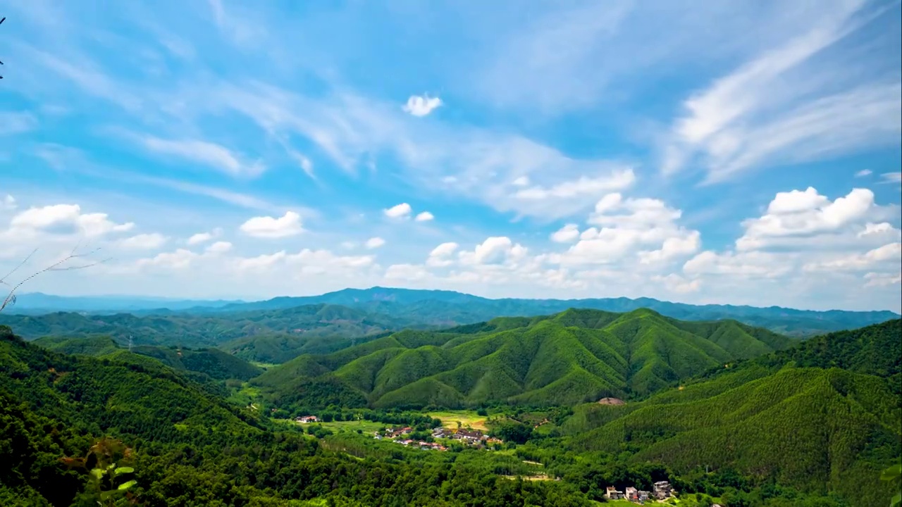 蓝天白云下的清远笔架山绿水青山视频素材