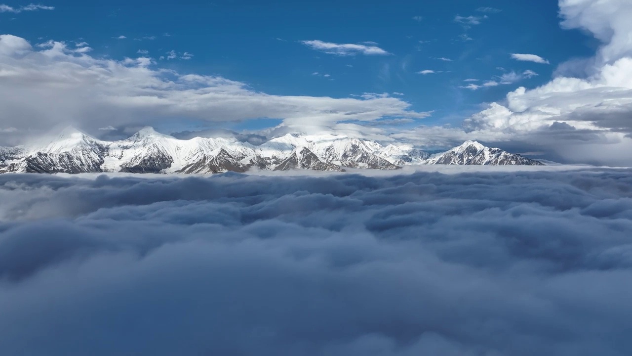 云海中的雪山群视频素材