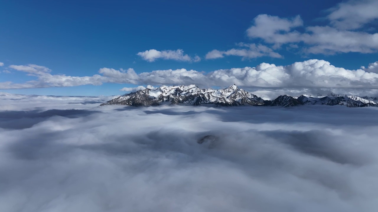 云海中的贡嘎神山视频素材