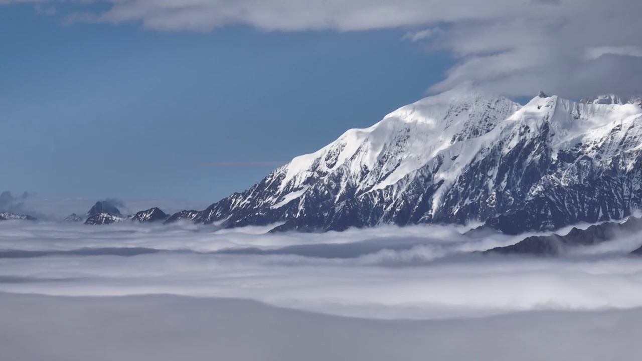 云雾中的雪山积雪视频素材