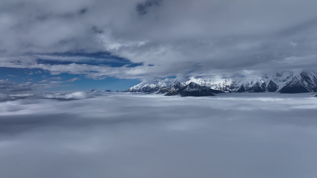 云海中的雪山群视频素材