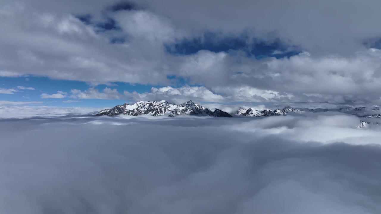 云海中的雪山群视频素材