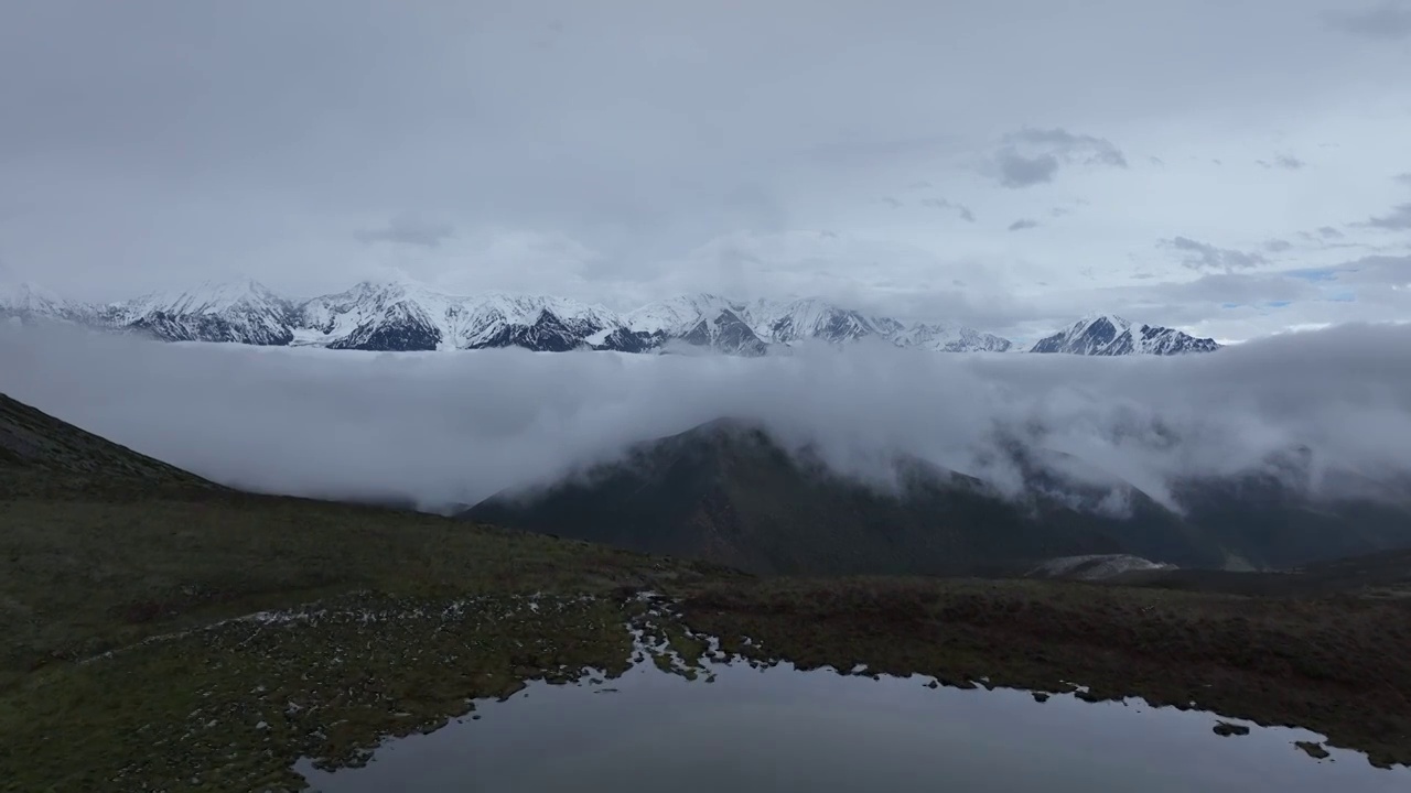 云海中的高原湖泊雪山群视频素材