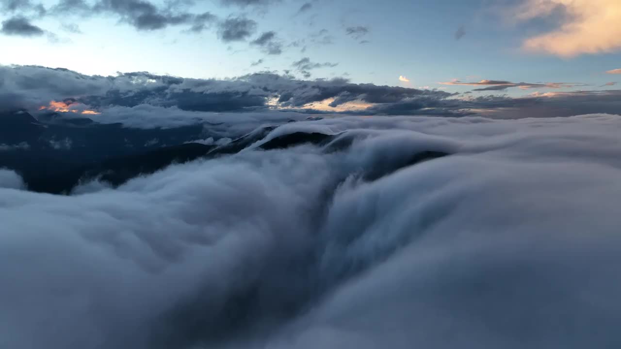 日落中的雪山云瀑视频素材