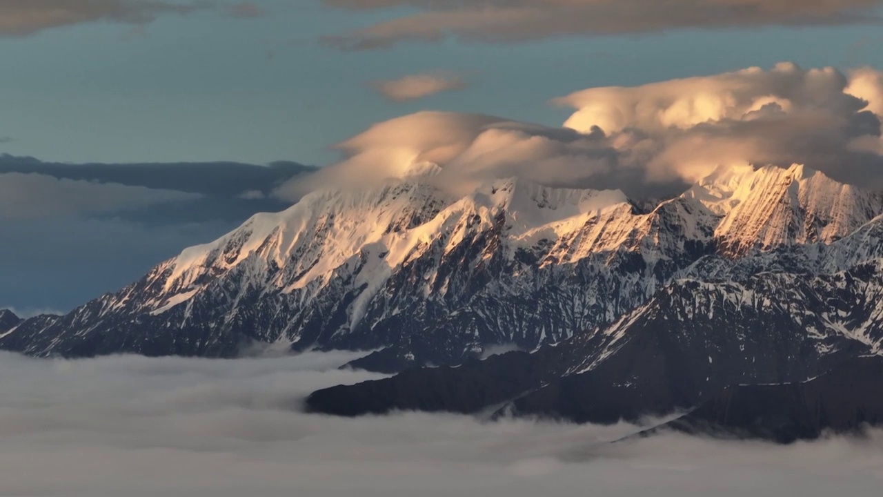 日落中的云海与雪山群视频素材