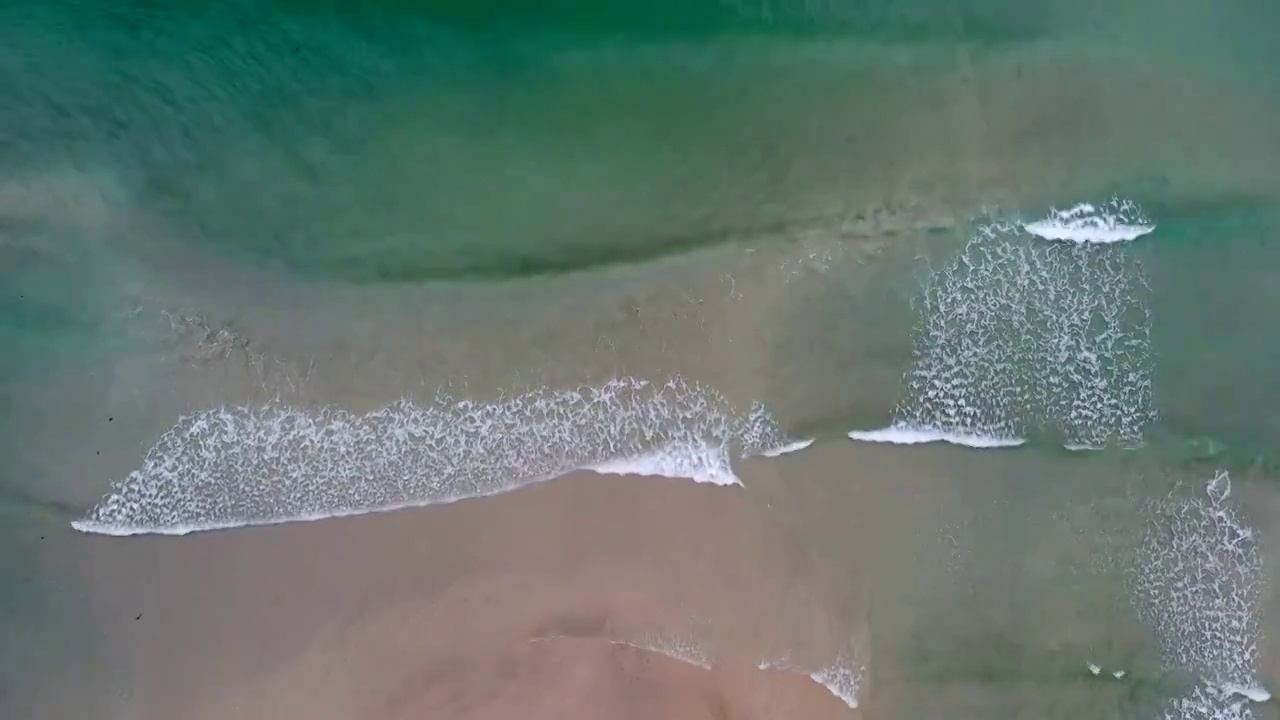 海边滚动的浪花视频素材