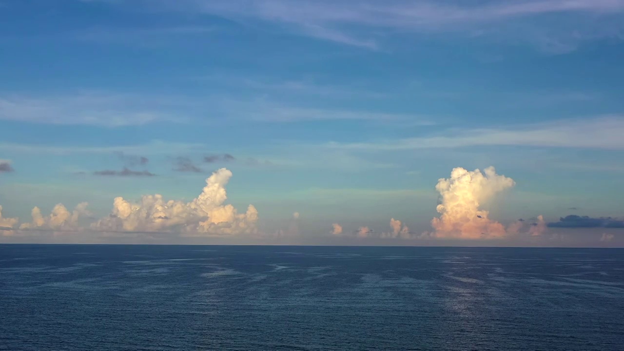 海天一线，海面出现奇特的云。视频下载