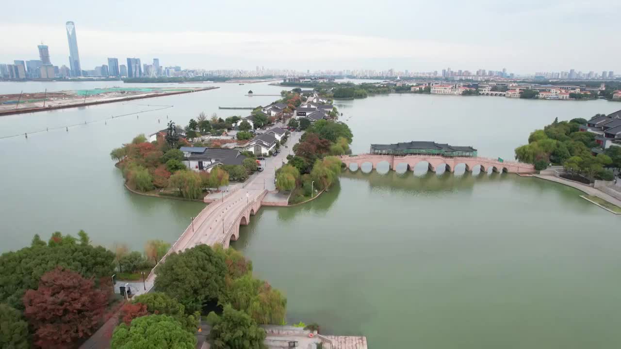 中国江苏省苏州市金鸡湖风景区李公堤视频素材